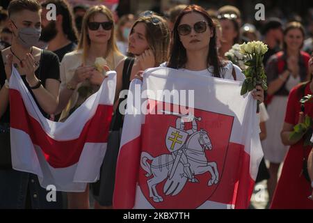 Demonstranten in Breslau, Polen, am 17. August 2020. Mitglieder der lokalen belarussischen Diaspora, Aktivisten und lokale Unterstützer, um ihre Solidarität mit den Belarussen während der Solidaritätskundgebung im Zusammenhang mit den politischen Ereignissen in ihrem Land auszudrücken. (Foto von Krzysztof Zatycki/NurPhoto) Stockfoto