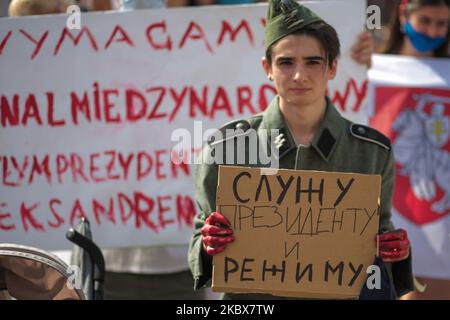 Demonstranten in Breslau, Polen, am 17. August 2020. Mitglieder der lokalen belarussischen Diaspora, Aktivisten und lokale Unterstützer, um ihre Solidarität mit den Belarussen während der Solidaritätskundgebung im Zusammenhang mit den politischen Ereignissen in ihrem Land auszudrücken. (Foto von Krzysztof Zatycki/NurPhoto) Stockfoto