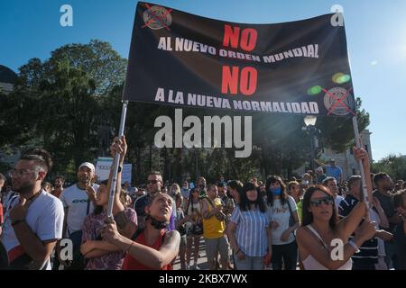 Tausende von Leugnern sind am 16. August 2020 ohne Masken oder Sicherheitsabstand auf dem Madrider Platz Colon, Spanien, konzentriert. (Foto von Antonio Navia/NurPhoto) Stockfoto