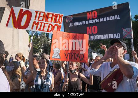 Tausende von Leugnern sind am 16. August 2020 ohne Masken oder Sicherheitsabstand auf dem Madrider Platz Colon, Spanien, konzentriert. (Foto von Antonio Navia/NurPhoto) Stockfoto