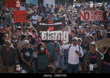 Tausende von Leugnern sind am 16. August 2020 ohne Masken oder Sicherheitsabstand auf dem Madrider Platz Colon, Spanien, konzentriert. (Foto von Antonio Navia/NurPhoto) Stockfoto