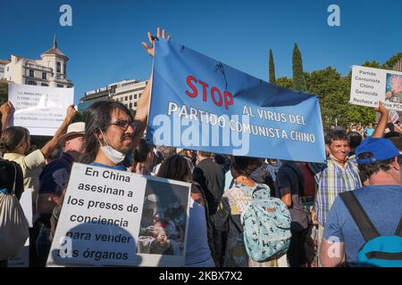 Tausende von Leugnern sind am 16. August 2020 ohne Masken oder Sicherheitsabstand auf dem Madrider Platz Colon, Spanien, konzentriert. (Foto von Antonio Navia/NurPhoto) Stockfoto