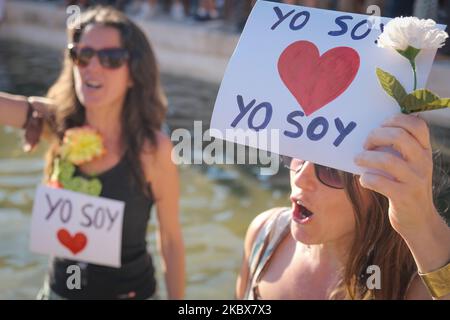 Tausende von Leugnern sind am 16. August 2020 ohne Masken oder Sicherheitsabstand auf dem Madrider Platz Colon, Spanien, konzentriert. (Foto von Antonio Navia/NurPhoto) Stockfoto