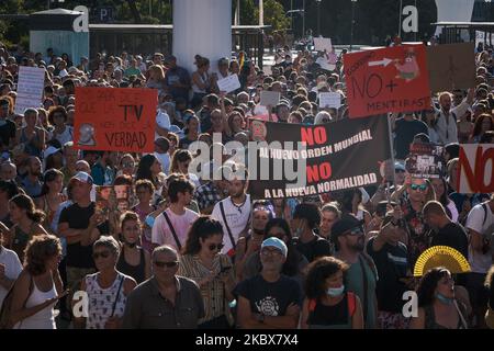 Tausende von Leugnern sind am 16. August 2020 ohne Masken oder Sicherheitsabstand auf dem Madrider Platz Colon, Spanien, konzentriert. (Foto von Antonio Navia/NurPhoto) Stockfoto