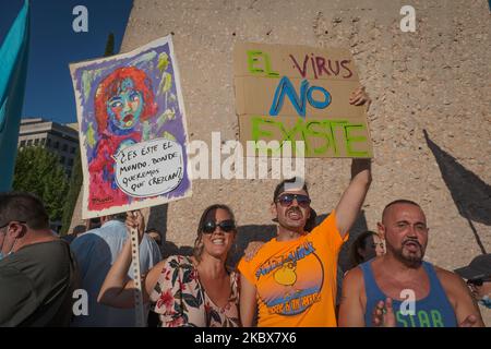 Tausende von Leugnern sind am 16. August 2020 ohne Masken oder Sicherheitsabstand auf dem Madrider Platz Colon, Spanien, konzentriert. (Foto von Antonio Navia/NurPhoto) Stockfoto