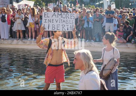 Tausende von Leugnern sind am 16. August 2020 ohne Masken oder Sicherheitsabstand auf dem Madrider Platz Colon, Spanien, konzentriert. (Foto von Antonio Navia/NurPhoto) Stockfoto