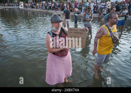 Tausende von Leugnern sind am 16. August 2020 ohne Masken oder Sicherheitsabstand auf dem Madrider Platz Colon, Spanien, konzentriert. (Foto von Antonio Navia/NurPhoto) Stockfoto