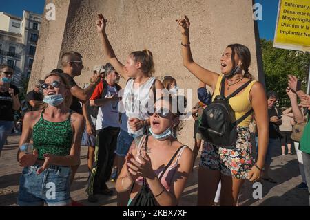 Tausende von Leugnern sind am 16. August 2020 ohne Masken oder Sicherheitsabstand auf dem Madrider Platz Colon, Spanien, konzentriert. (Foto von Antonio Navia/NurPhoto) Stockfoto