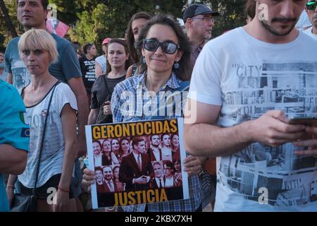 Tausende von Leugnern sind am 16. August 2020 ohne Masken oder Sicherheitsabstand auf dem Madrider Platz Colon, Spanien, konzentriert. (Foto von Antonio Navia/NurPhoto) Stockfoto