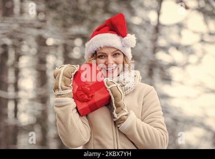 Lieber weihnachtsmann. Boxtag. Winter-Shopping-Verkauf. Geschenk und Überraschung Konzept. frohe weihnachten für alle. Frohe Neujahr Urlaub. weihnachten. Zeit für Stockfoto