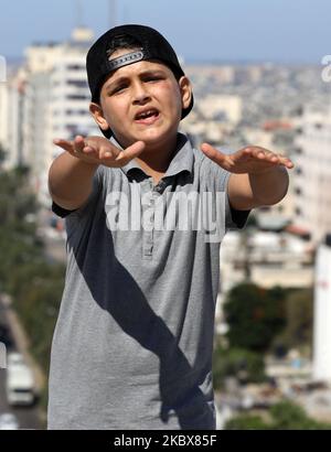 Ein palästinensischer Rapper Abdul Rahman Al-Shanti,11, der am 17. August 2020 auf einem Dach über Gaza City auftrat. Abdel-Rahman, wurde das Kind, das fließend im "Rap" wurde und begann Lieder auf Englisch über Palästina, Freiheit und andere Anti-Hass und Rassismus zu singen. (Foto von Majdi Fathi/NurPhoto) Stockfoto