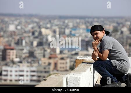 Ein palästinensischer Rapper Abdul Rahman Al-Shanti,11, der am 17. August 2020 auf einem Dach über Gaza City auftrat. Abdel-Rahman, wurde das Kind, das fließend im "Rap" wurde und begann Lieder auf Englisch über Palästina, Freiheit und andere Anti-Hass und Rassismus zu singen. (Foto von Majdi Fathi/NurPhoto) Stockfoto
