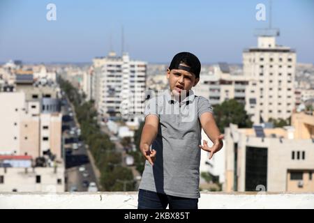 Ein palästinensischer Rapper Abdul Rahman Al-Shanti,11, der am 17. August 2020 auf einem Dach über Gaza City auftrat. Abdel-Rahman, wurde das Kind, das fließend im "Rap" wurde und begann Lieder auf Englisch über Palästina, Freiheit und andere Anti-Hass und Rassismus zu singen. (Foto von Majdi Fathi/NurPhoto) Stockfoto