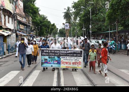 Am 17. August 2020 protestieren Menschen in Kalkutta, Indien, gegen Zee5 Personen. Zee5 präsentiert eine Web-Serie ''Abhay-2'', in der der jüngste bengalische Freiheitskämpfer, Märtyrer des indischen Freiheitskampfes, der von der britischen Regierung hingerichtet wurde. Die Fotografie von Khudiram Bose wurde in der zweiten Folge der zweiten Staffel der Serie als einer der flüchtigen lokalen Kriminellen in einer „Polizeiverhörszene“ verwendet, die Fotos von lokalen Kriminellen enthält. Der Protest wurde von der Students Federation of India organisiert. (Foto von Sukhomoy Sen/NurPhoto) Stockfoto