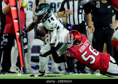 Houston, Texas, USA. 3.. November 2022. Philadelphia Eagles, die zurücklaufen Kenneth Gainwell (14) wird von dem Houston Texans-Linebacker Christian Kirksey (58) angegangen, während er den Ball während des Spiels zwischen den Houston Texans und den Philadelphia Eagles im NRG Stadium in Houston, TX am 3. November 2022 trägt. (Bild: © Erik Williams/ZUMA Press Wire) Stockfoto