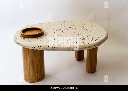 Designer Couchtisch, Basis und Platte aus Massivholz in Terrazzo, Eichenholz auf weißem Hintergrund Stockfoto