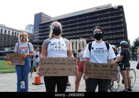 Demonstranten versammeln sich am 17. August 2020 in der Independence Mall, um ein Ende der Waffengewalt zu fordern und dass beide politischen Parteien das Leben armer Amerikaner vor den Gewinnen von Unternehmen in Philadelphia, PA, priorisieren. (Foto von Cory Clark/NurPhoto) Stockfoto