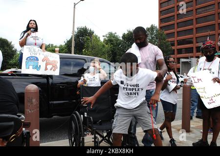 Demonstranten versammeln sich am 17. August 2020 in der Independence Mall, um ein Ende der Waffengewalt zu fordern und dass beide politischen Parteien das Leben armer Amerikaner vor den Gewinnen von Unternehmen in Philadelphia, PA, priorisieren. (Foto von Cory Clark/NurPhoto) Stockfoto