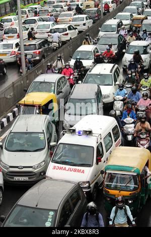 Ein Krankenwagen, der am 17. August 2020 in Neu-Delhi, Indien, in der Nähe von ITO in der Nähe von einem starken Verkehrsstau nach einem heftigen Regenschauer festsaß. (Foto von Mayank Makhija/NurPhoto) Stockfoto