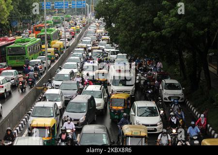 Ein Krankenwagen, der am 17. August 2020 in Neu-Delhi, Indien, in der Nähe von ITO in der Nähe von einem starken Verkehrsstau nach einem heftigen Regenschauer festsaß. (Foto von Mayank Makhija/NurPhoto) Stockfoto