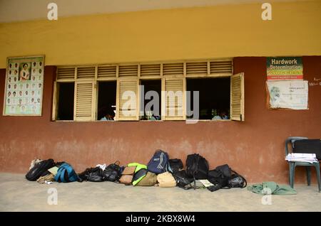 Die Schüler der Babs Fafunwa Millennium Senior Grammar School, Ojodu, Lagos, Nigeria, legen ihre Taschen am Montag, den 17. August 2020, nach zweiwöchiger Wiederaufnahme der Prüfungen des West African Senior Secondary Certificate vor ihr Klassenzimmer. Die Regierung hat die Lockdown-Anordnung wegen der COVID-19-Pandemie aufgehoben und den Schülern im letzten Jahr die Möglichkeit gegeben, am 4. August 2020 in Vorbereitung auf ihre Untersuchungen die Schule wieder aufzunehmen. (Foto von Olukayode Jaiyeola/NurPhoto) Stockfoto