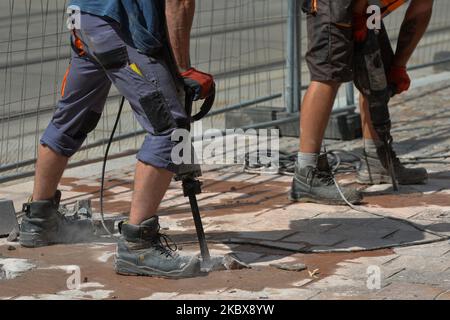 Lokale Arbeiter, die die letzten Arbeiten an der neu renovierten Krakowska-Straße im Krakauer Stadtteil Kazimierz fertigstellten. Am 17. August 2020 in Krakau, Polen. (Foto von Artur Widak/NurPhoto) Stockfoto