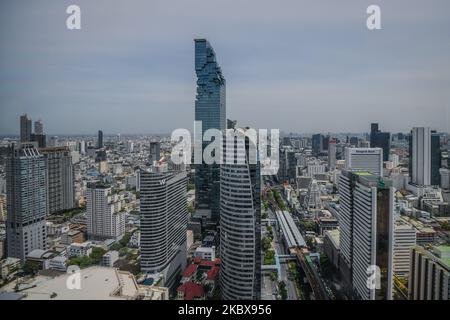 Eine allgemeine Ansicht der Hochhäuser in Bangkok und Thailands höchstem Wolkenkratzer King Power MahaNakhon Gebäude am 18. August 2020 in Bangkok, Thailand. (Foto von Vachira Vachira/NurPhoto) Stockfoto