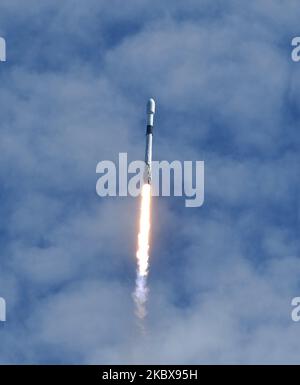 18. August 2020 - Cape Canaveral, Florida, USA - Am 18. August 2020 startet Eine SpaceX Falcon 9-Rakete mit 58 Satelliten für das Starlink-Breitband-Internet-Netzwerk von SpaceX und drei SkySat-Erdbildungssatelliten auf der Cape Canaveral Air Force Station in Cape Canaveral, Florida. (Foto von Paul Hennessy/NurPhoto) Stockfoto