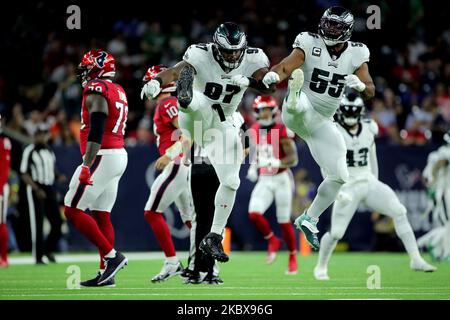 Houston, Texas, USA. 3.. November 2022. Philadelphia Eagles Defensive Tackle Javon Hargrave (97) und Philadelphia Eagles Defensive End Brandon Graham (55) feiern nach einem Defensivspiel während des Spiels zwischen den Houston Texans und den Philadelphia Eagles am 3. November 2022 im NRG Stadium in Houston, TX. (Bild: © Erik Williams/ZUMA Press Wire) Stockfoto