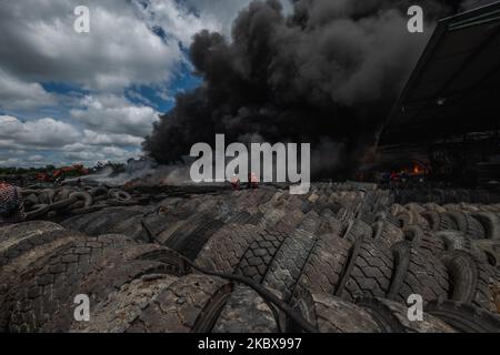 Feuerwehrleute versuchen am 18. August 2020, das Feuer in einer Außenreifenfabrik in Pekanbaru, Provinz Riau, Indonesien, zu löschen. Bei diesem Brand wurden keine Verletzten gemeldet. (Foto von Afrianto Silalahi/NurPhoto) Stockfoto