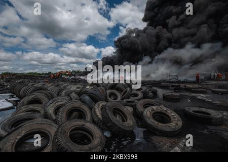 Feuerwehrleute versuchen am 18. August 2020, das Feuer in einer Außenreifenfabrik in Pekanbaru, Provinz Riau, Indonesien, zu löschen. Bei diesem Brand wurden keine Verletzten gemeldet. (Foto von Afrianto Silalahi/NurPhoto) Stockfoto