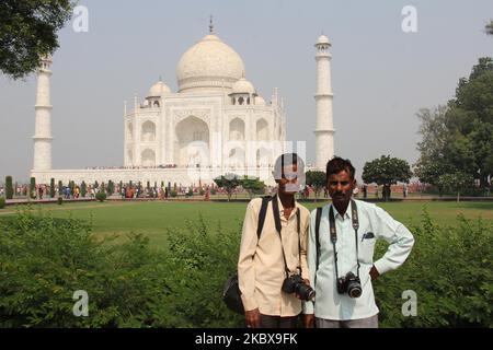 Jameel, 53 (L), und Saleem 51 (R): „Seit dem Aufkommen der Mobiltelefone waren bereits 50 Prozent unserer Arbeit betroffen. Doch jetzt hat die COVID-19-Pandemie das Elend für die Fotografen, die früher an den Touristenhochburgen auf Bilder geklickt haben, noch weiter erhöht.“ Foto aufgenommen am 20. Oktober 2017 in Agra, Uttar Pradesh, Indien. (Foto von Nasir Kachroo/NurPhoto) Stockfoto