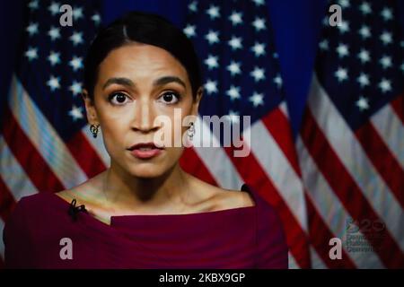 Die US-Repräsentantin Alexandria Ocasio-Cortez spricht am 19. August 2020 über die virtuelle Demokratische Nationalversammlung 2020, die online live übertragen und auf einem Laptop-Bildschirm aus London, England, angesehen wird. Das viertägige Ereignis, das ursprünglich vom Juli verschoben wurde, findet fast vollständig aus der Ferne als Reaktion auf die Coronavirus-Pandemie statt. Der ehemalige US-Vizepräsident Joe Biden, der heute Abend offiziell nominiert wurde, wird bei den US-Präsidentschaftswahlen am 3. November mit Präsident Donald Trump konfrontiert sein. (Foto von David Cliff/NurPhoto) Stockfoto