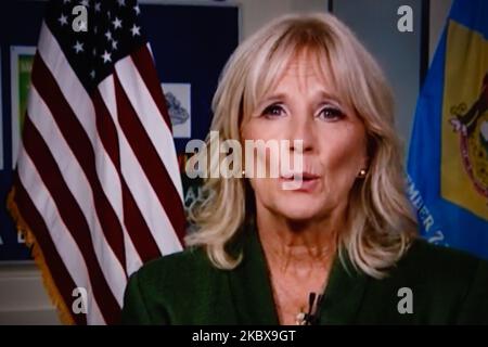 Die ehemalige US-amerikanische zweite Lady Jill Biden spricht über die virtuelle Demokratische Nationalversammlung von 2020, die am 19. August 2020 online live übertragen und auf einem Laptop-Bildschirm aus London, England, angezeigt wird. Das viertägige Ereignis, das ursprünglich vom Juli verschoben wurde, findet fast vollständig aus der Ferne als Reaktion auf die Coronavirus-Pandemie statt. Der ehemalige US-Vizepräsident Joe Biden, der heute Abend offiziell nominiert wurde, wird bei den US-Präsidentschaftswahlen am 3. November mit Präsident Donald Trump konfrontiert sein. (Foto von David Cliff/NurPhoto) Stockfoto