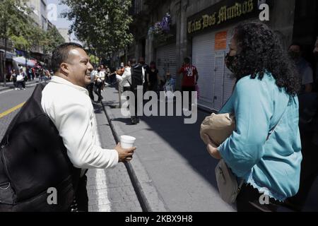 Mitglieder der Mariachi-Gruppe Nuevo Acapulco besichtigten am 17. August 2020 verschiedene Straßen des Zocalos von Mexiko-Stadt, Mexiko, um Passanten und Händlern ein Ständchen zu stellen, um angesichts der gesundheitlichen Notlage aufgrund der COVID-19 in Mexiko Münzen zu erhalten. (Foto von Gerardo Vieyra/NurPhoto) Stockfoto