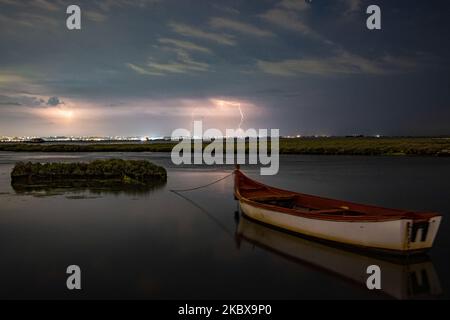 Blitze während eines Gewitters in der Sommernacht über der Stadt Thessaloniki und dem Meer, wie sie von der Kalochori-Lagune in Nordgriechenland erfasst wurden. Der Gewitter mit dem Blitzphänomen findet in der Regel während der Sommer- und Frühjahrssaison statt. Am 15. August 2020 in Thessaloniki, Griechenland. (Foto von Nicolas Economou/NurPhoto) Stockfoto