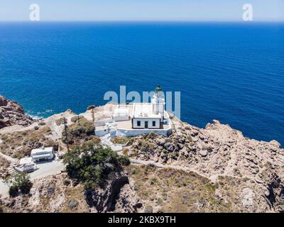 Akrotiri malerischer Leuchtturm an der Südspitze der Mittelmeerinsel Thira, Thera oder Santorini in den Kykladen, Ägäis. Die berühmteste unter den griechischen Inseln. Der Leuchtturm ist eine Attraktion, ein Wahrzeichen der Insel, und viele Touristen besuchen jeden Tag besonders an einem klaren sonnigen Tag mit hellblauem Himmel oder während des Sonnenuntergangs. Am 13. Juli 2020 Santorini, Griechenland. (Foto von Nicolas Economou/NurPhoto) Stockfoto