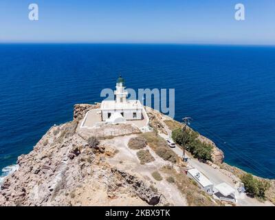 Akrotiri malerischer Leuchtturm an der Südspitze der Mittelmeerinsel Thira, Thera oder Santorini in den Kykladen, Ägäis. Die berühmteste unter den griechischen Inseln. Der Leuchtturm ist eine Attraktion, ein Wahrzeichen der Insel, und viele Touristen besuchen jeden Tag besonders an einem klaren sonnigen Tag mit hellblauem Himmel oder während des Sonnenuntergangs. Am 13. Juli 2020 Santorini, Griechenland. (Foto von Nicolas Economou/NurPhoto) Stockfoto