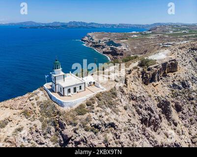 Akrotiri malerischer Leuchtturm an der Südspitze der Mittelmeerinsel Thira, Thera oder Santorini in den Kykladen, Ägäis. Die berühmteste unter den griechischen Inseln. Der Leuchtturm ist eine Attraktion, ein Wahrzeichen der Insel, und viele Touristen besuchen jeden Tag besonders an einem klaren sonnigen Tag mit hellblauem Himmel oder während des Sonnenuntergangs. Am 13. Juli 2020 Santorini, Griechenland. (Foto von Nicolas Economou/NurPhoto) Stockfoto