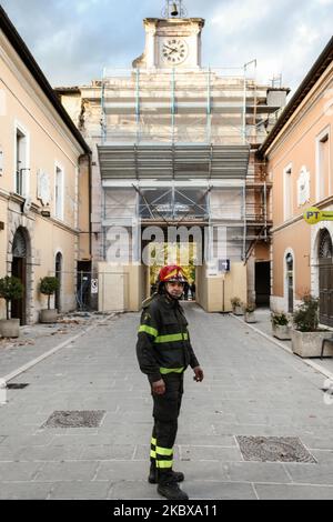 Ein Feuerwehrmann sieht zerstörte Häuser in Norcia, Italien, Italien, am 1. November 2016. (Foto von Paolo Manzo/NurPhoto) Stockfoto