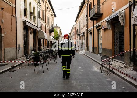 Ein Feuerwehrmann sieht zerstörte Häuser in Norcia, Italien, Italien, am 1. November 2016. (Foto von Paolo Manzo/NurPhoto) Stockfoto