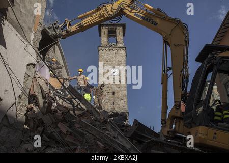 Mitarbeiter der Rettungsbehörde arbeiten am 24. August 2016 an den Trümmern in Amatrice, Italien, die durch das Erdbeben beschädigt wurden. (Foto von Paolo Manzo/NurPhoto) Stockfoto