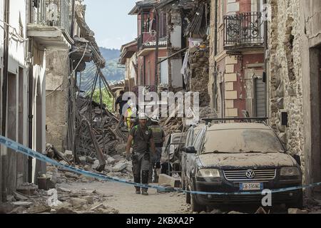 Mitarbeiter der Rettungsbehörde arbeiten am 24. August 2016 an den Trümmern in Amatrice, Italien, die durch das Erdbeben beschädigt wurden. (Foto von Paolo Manzo/NurPhoto) Stockfoto