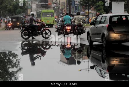 Pendler, Fahrzeuge und andere Fußgänger werden am 19. August 2020 in der Regenzeit in der Hauptstadt Bhubaneswar des ostindischen Staates Odisha auf der Straße gesehen. Nachdem die Back-to-Back-Niederdrucksysteme Teile von Odisha mit Sturzfluten konfrontiert haben, könnte die Prognose des indischen Meteorologischen Departements (IMD) für schwere Regenschauer in 12 Distrikten, die wahrscheinlich durch ein neues System über Bay Bengal verursacht werden, die Probleme des Staates noch weiter erhöhen. Das Wetterbüro am Dienstag hat bereits einen orangen Alarm ausgelöst. (Foto von STR/NurPhoto) Stockfoto