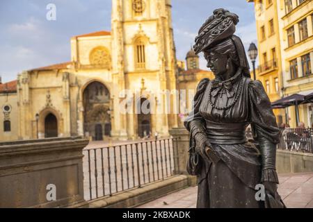 Blick auf die Kathedrale von San Salvador (gegründet 781 n. Chr.) und die Statue von La Regenta in Oviedo in Asturien, Spanien am 19. August 2020 (Foto: Oscar Gonzalez/NurPhoto) Stockfoto