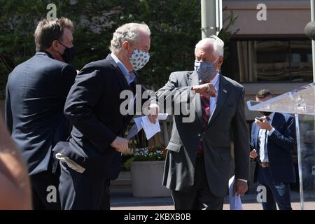 Steny Hoyer (D-MD) (rechts) und Senator Chris Van Hollen (links) grüßen mit einem Ellenbogenstoß, bevor sie am 18. August 2020 im USPS-Hauptquartier in Washington DC, USA, eine Pressekonferenz zum Postal Day of Action abhalten (Foto: Lenin Nolly/NurPhoto) Stockfoto