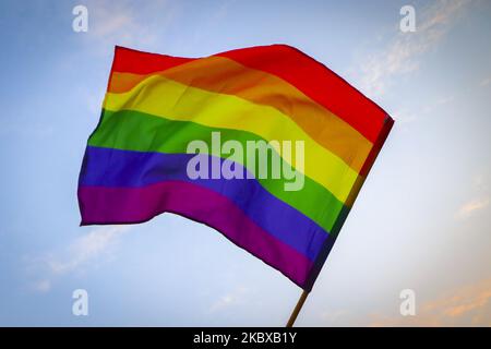 Eine Regenbogenfahne ist während eines Protesten gegen LGBT und gegen den Facismus am 19. August 2020 auf dem Hauptplatz in Krakau, Polen, zu sehen. Zur gleichen Zeit fand in der Nähe eine Anti-LGBT-Demonstration statt, die von rechtsextremen nationalistischen Gruppen und einer Pro-Life-Stiftung organisiert wurde. (Foto von Beata Zawrzel/NurPhoto) Stockfoto