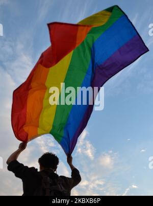 Ein Pro-LGBT-Protestler hält während des Protestes eine Regenbogenfahne. Rechtsextreme Nationalisten und Pro-Life-Aktivisten organisierten einen Protest gegen den LGBT neben dem Adam-Mickiewicz-Denkmal auf dem Krakauer Hauptmarkt. Auf der gegenüberliegenden Seite des Platzes organisierten LGBT-Aktivisten und Antifaschisten einen Gegenprotest. Am 19. August 2020 in Krakau, Woiwodschaft Kleinpolen, Polen. (Foto von Artur Widak/NurPhoto) Stockfoto