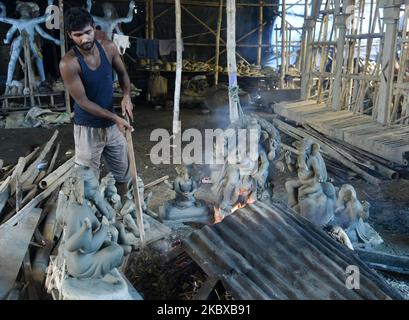 Handwerker, die an der Herstellung eines Idols des elefantenköpfigen Hindu-gottes Ganesha bei einem Workshop im Vorfeld des Ganesh Chaturthi-Festivals am 20. August 2020 in Guwahati, Assam, Indien, arbeiten. (Foto von David Talukdar/NurPhoto) Stockfoto