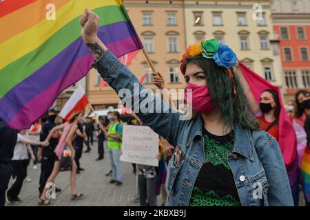 Ein pro-LGBT-Aktivist, der während des Protestes gesehen wurde. Rechtsextreme Nationalisten und Pro-Life-Aktivisten organisierten einen Protest gegen den LGBT neben dem Adam-Mickiewicz-Denkmal auf dem Krakauer Hauptmarkt. Auf der gegenüberliegenden Seite des Platzes organisierten LGBT-Aktivisten und Antifaschisten einen Gegenprotest. Am 19. August 2020 in Krakau, Woiwodschaft Kleinpolen, Polen. (Foto von Artur Widak/NurPhoto) Stockfoto